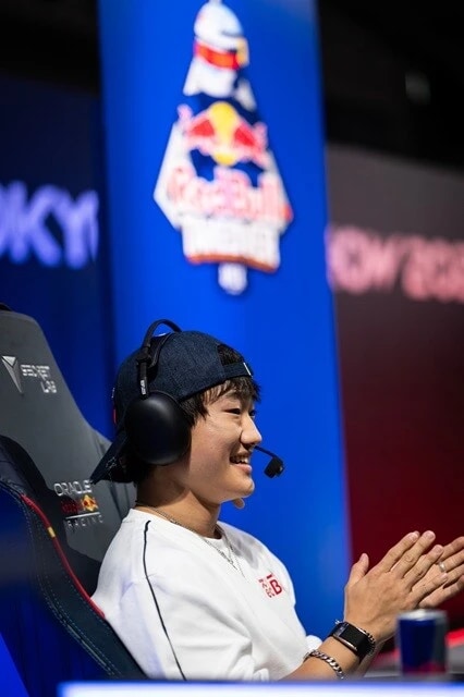 アゼルバイジャンGP終了後、千葉県の幕張メッセで開催された東京ゲームショウに登場した角田選手。「Red Bull Apex Takeover with Yuki Tsunoda」では、プロゲーマーとともに人気のゲーム『ApexLegends（エーペックスレジェンズ）』をプレイし、イベントを盛り上げた