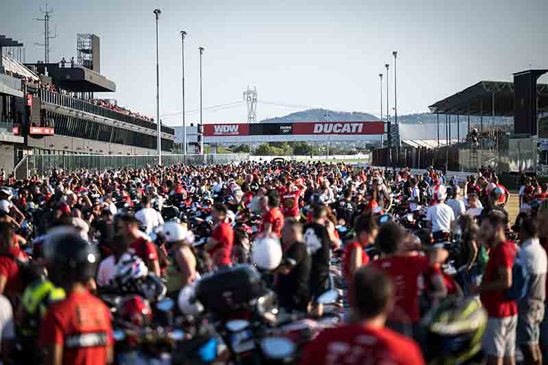 【ドゥカティ】世界最大のドゥカティ・イベントに9万4,000人以上が来場/新型「パニガーレV4」展示&レースを実施 記事1