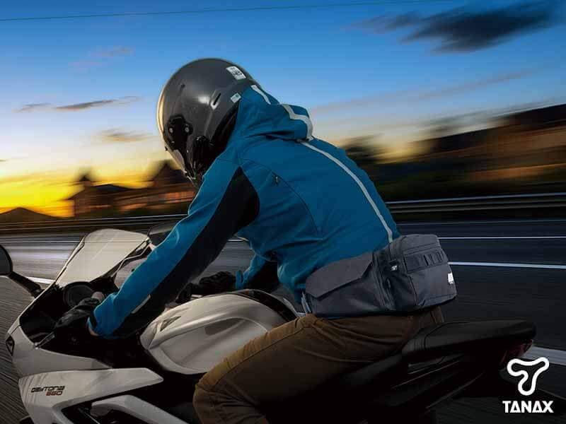 タナックスから半日ツーリング用「ハーフボディバッグシリーズ」が登場! メイン