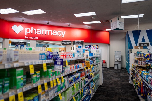 米国最大規模のドラッグストアであるCVS／Pharmacyの店内。処方薬を受け取ることもでき、アメリカに住む人の多くが利用している