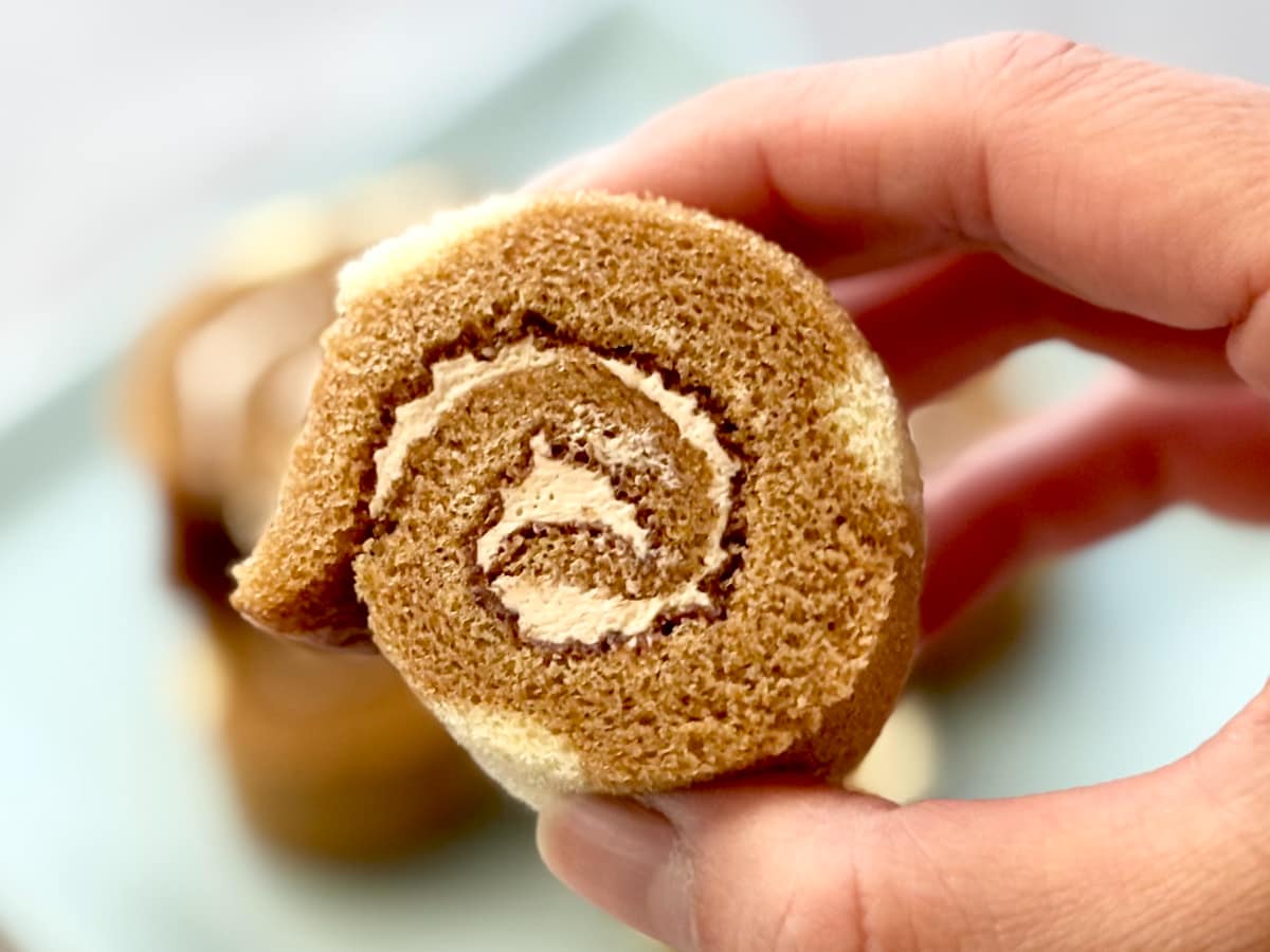 大人のティータイムにぴったり！【ファミマ】1個28円のほろ苦ケーキ