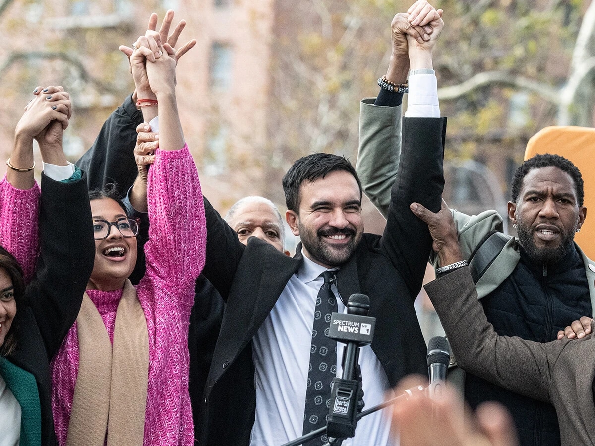 ゾーラン・ マムダ氏ニ。1991年生まれ、ウガンダ出身。7歳でアメリカに移住。ニューヨーク州議会議員として活動した後、今年11月4日のニューヨーク市長選で勝利。就任は2026年1月1日の予定