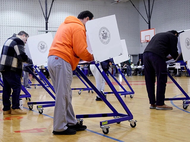 投票日に学校に設けられた投票所。今回の市長選は、期日前投票が過去最高ペースとなる異例の盛り上がりを見せた