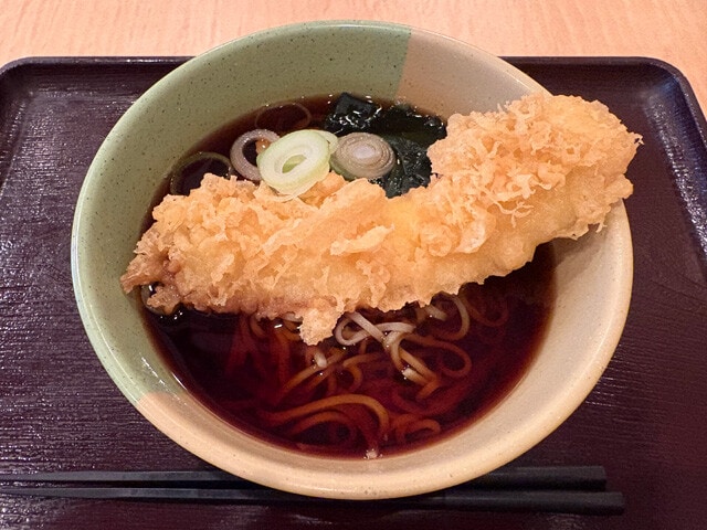 「つぼみ家」の人気メニュー「いか天そば」（540円）も食べられなくなる日が来るかもしれない......