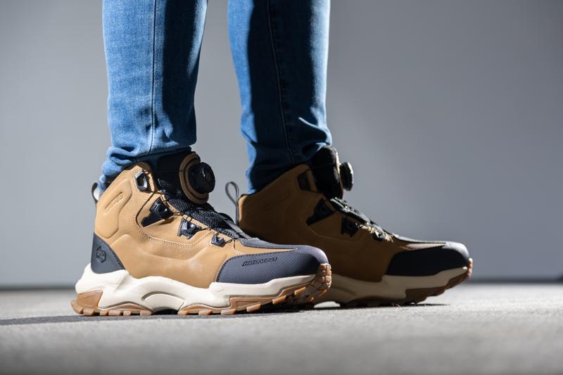 日常のバイクライフからアウトドアシーンまでをシームレスにつなぐ新しいコンセプトのライディングシューズ｜アクティブなツーリングをサポートするSCOYCO（スコイコ）「MT106」が新登場