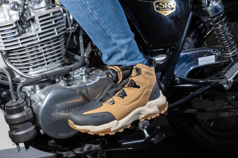 日常のバイクライフからアウトドアシーンまでをシームレスにつなぐ新しいコンセプトのライディングシューズ｜アクティブなツーリングをサポートするSCOYCO（スコイコ）「MT106」が新登場