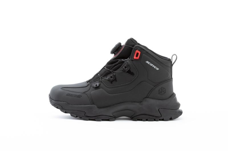 日常のバイクライフからアウトドアシーンまでをシームレスにつなぐ新しいコンセプトのライディングシューズ｜アクティブなツーリングをサポートするSCOYCO（スコイコ）「MT106」が新登場