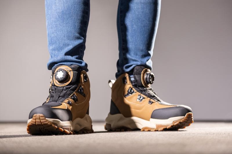 日常のバイクライフからアウトドアシーンまでをシームレスにつなぐ新しいコンセプトのライディングシューズ｜アクティブなツーリングをサポートするSCOYCO（スコイコ）「MT106」が新登場