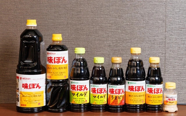 柑橘果汁・醸造酢・醤油がひとつになった、他では味わえない絶妙な風味の調味料。鍋料理をはじめ、おろし焼肉・焼魚・ぎょうざ・冷奴などに「つけて」「かけて」幅広く使える「味ぽん」各種