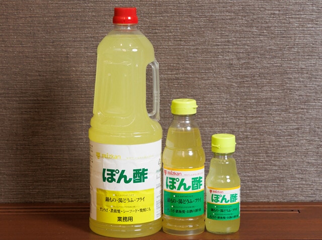 柑橘果汁に醸造酢を加えたシンプルな味わい。鍋料理をはじめ、湯豆腐・フライ・お酒の割り材などにも使える「ぽん酢」各種