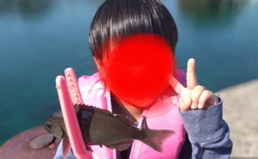 息子と堤防釣り満喫！アジングロッド流用のウキ釣りでコッパグレ手中に笑顔爆発【和歌山】