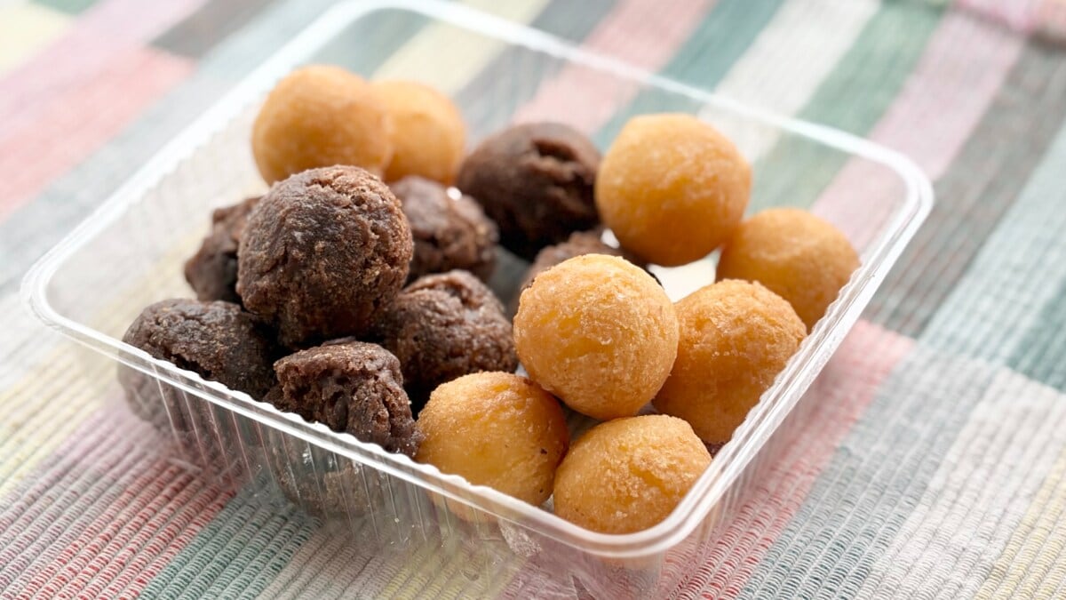 パクパクつまめるのが楽しすぎ！【ファミマ】に1個13円のミニドーナツ