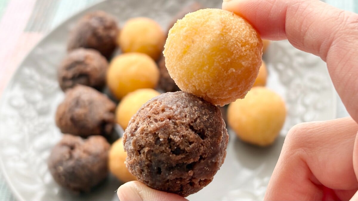 パクパクつまめるのが楽しすぎ！【ファミマ】に1個13円のミニドーナツ