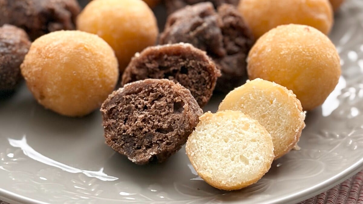 パクパクつまめるのが楽しすぎ！【ファミマ】に1個13円のミニドーナツ