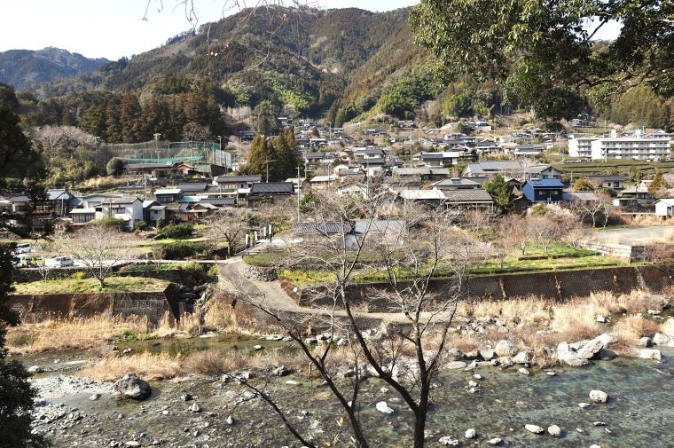 高知・仁淀川どっぷり旅体験記（上）古民家宿、神楽の“意外性”を満喫 土居川が流れる池川神楽の地元、高知県仁淀川町の旧池川町地域