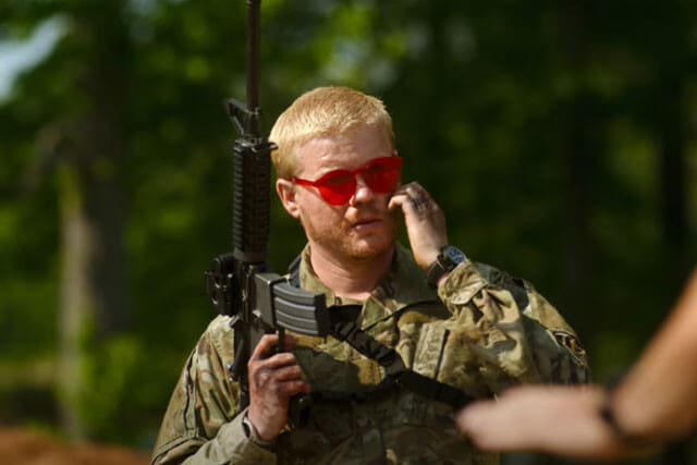 【場面写真①】人種差別主義者の兵士　主人公4人が遭遇する、ジェシー・プレモンスが演じる兵士。この後、高橋ヨシキ氏も「とてつもない恐怖」を感じた、戦慄の処刑シーンが幕を開ける