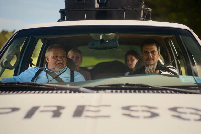 【場面写真②】4人のジャーナリストたち　ニューヨークからワシントンD.C.までを旅する4人。スティーヴン・マッキンリー・ヘンダーソン演じるサミー（左）はメンバー唯一の黒人である