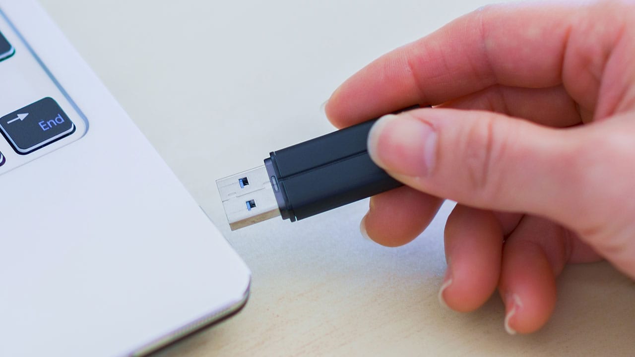 USBメモリを使うのは時代遅れ?紛失リスクが高いのに物理ストレージを使い続ける意味とは?の画像1