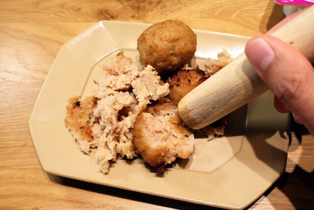 （１）潰す！　今回はスープを麺にかけるだけで完成する簡単レシピだが、だからこそ具材は豪華にしたい。ファミマのホットスナックの鶏つくね串を潰してひき肉化すれば麺類が即豪華に！