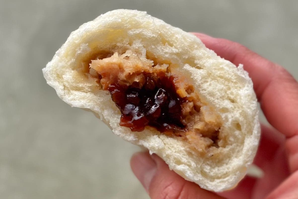 甘辛な濃厚ソースがうまぁ！【ファミマ】の限定中華まんは食べて損なし