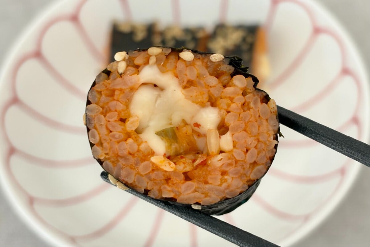 まろやかチーズにキムチの後味【ローソン】韓国風海苔巻きを食べてみた！