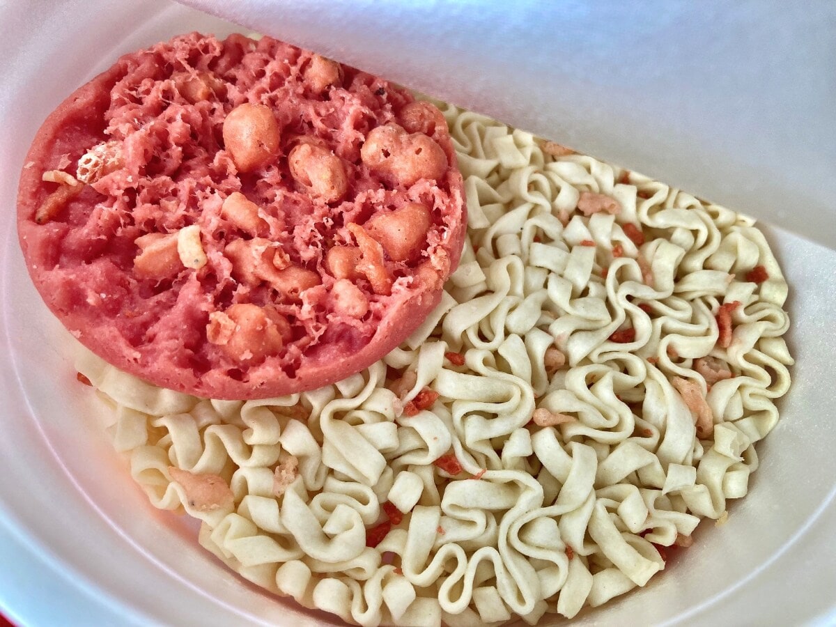 あっさりスープが印象的!【ファミマ限定】紅ショウガ天ぷらが入ったデカ盛りうどん