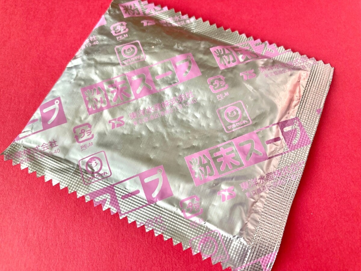 あっさりスープが印象的!【ファミマ限定】紅ショウガ天ぷらが入ったデカ盛りうどん