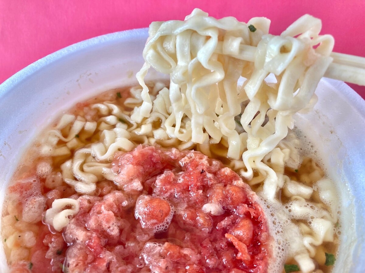 あっさりスープが印象的!【ファミマ限定】紅ショウガ天ぷらが入ったデカ盛りうどん