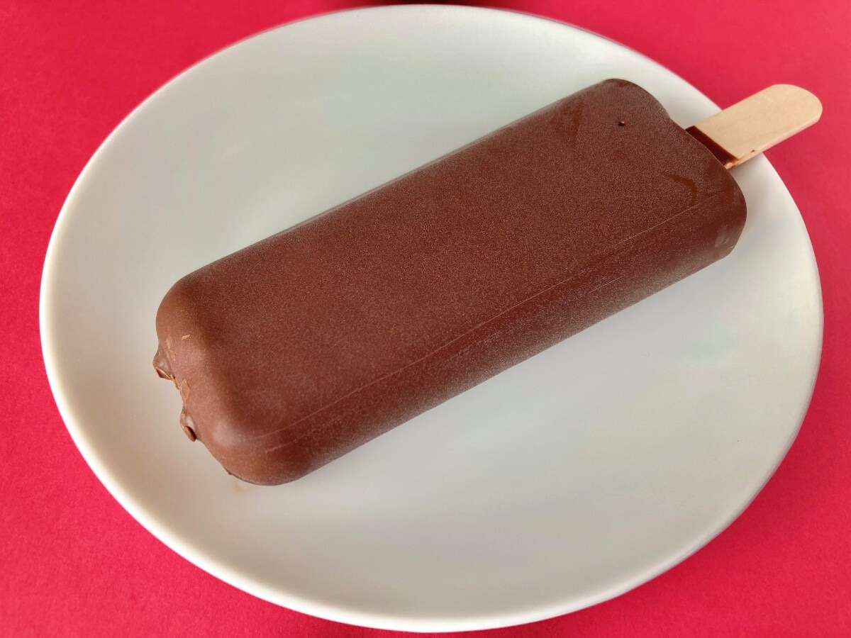 「贅沢すぎて震える!」「クオリティが高い!」【セブン】生チョコが入ったアイスバー