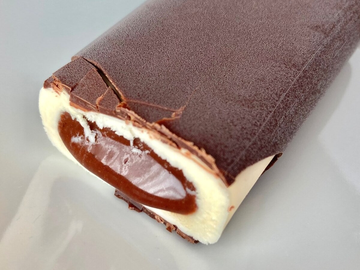 「贅沢すぎて震える!」「クオリティが高い!」【セブン】生チョコが入ったアイスバー