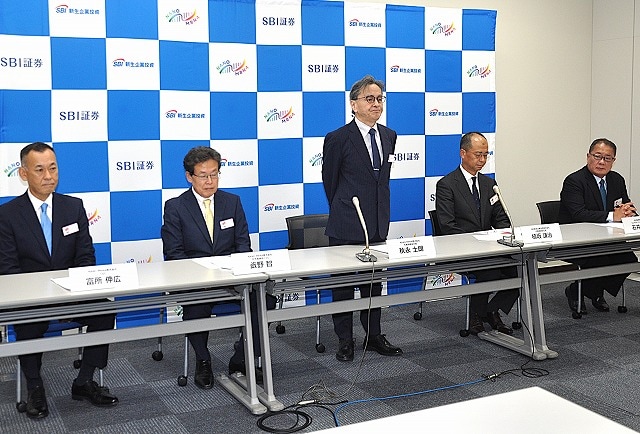 創薬ベンチャーが投資事業に参入　東証グロースの新基準100億に対応 記者会見冒頭あいさつするNANO MRNAの秋永士朗社長（中央）