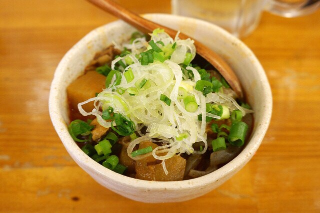 「和牛すじ煮込み」（490円）