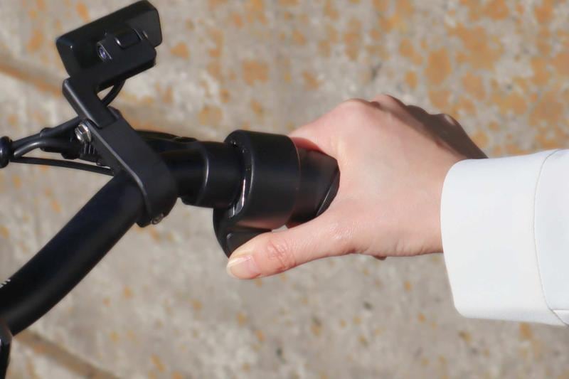 免許不要のママチャリ型「こがない自転車」MOPERO