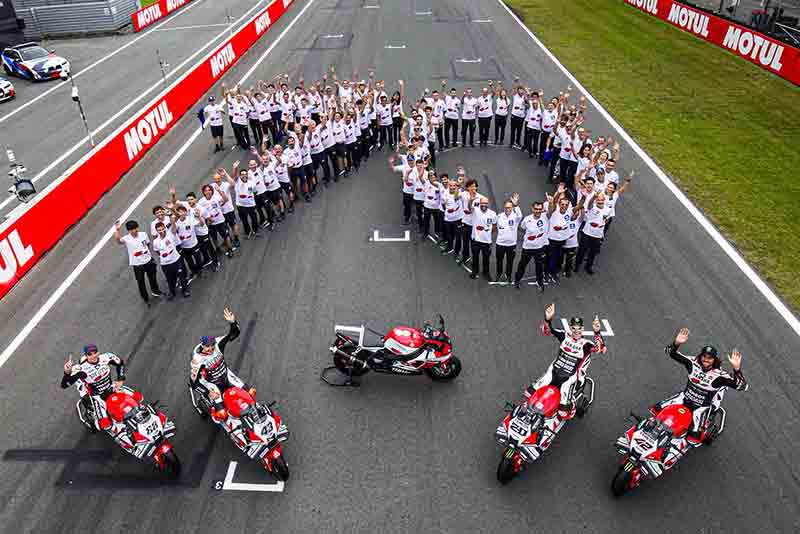【ヤマハ】伝説のカラーが蘇る! 創立70周年を記念し白×赤の「YZR-M1」で MotoGP 参戦 記事5