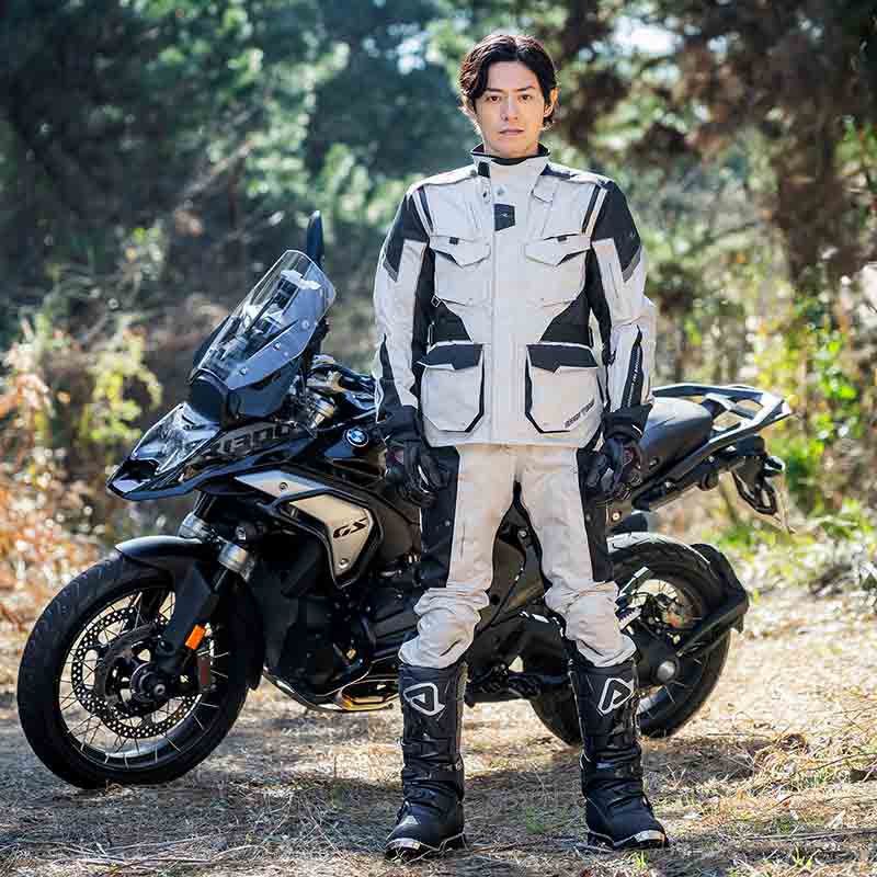 全天候・気温に対応! ラフアンドロードから「デュアルテックスアドベンチャーオールシーズンジャケット」が発売 記事1