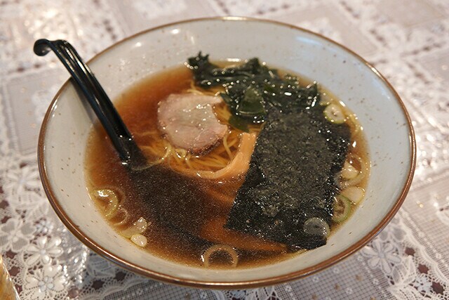 一見オーソドックスな醤油ラーメンでありながら