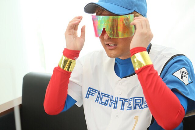 リストバンドは淡路の手作り。ＢＩＧＢＯＳＳが使用しているものは特注のため手に入らず、泣く泣く金の色紙を貼りつけて対応。「まだ納得いってない」（淡路）