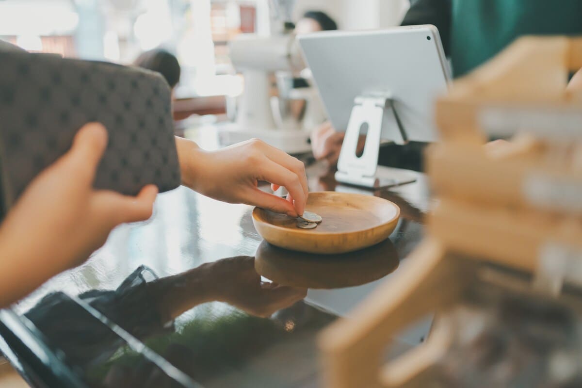 たった2000円だけど、モヤモヤする！年収200万・21歳女性が抱える葛藤