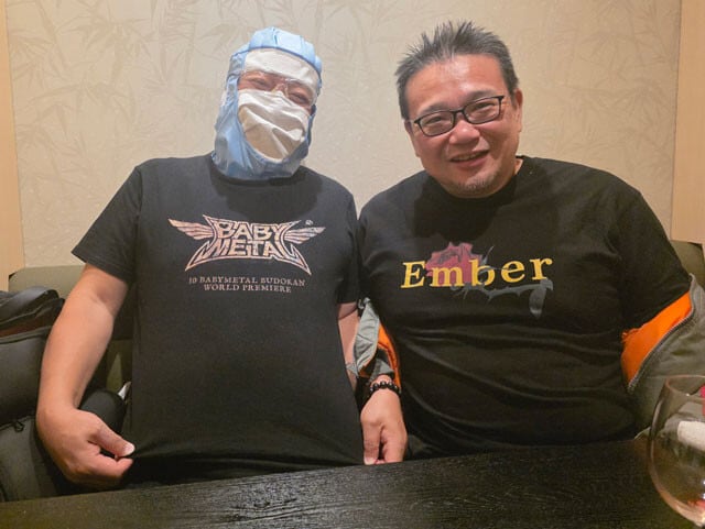 （左）Xアカウント【@Johoshushupopo】で半導体業界の中の人として、NDAギリギリの投稿を続ける情ポヨさん。推しはBABYMETAL。（右）中国や日本、そして台湾など各国のIT企業の取材を続けるジャーナリストの高口康太さん。今回は聞き手を担当