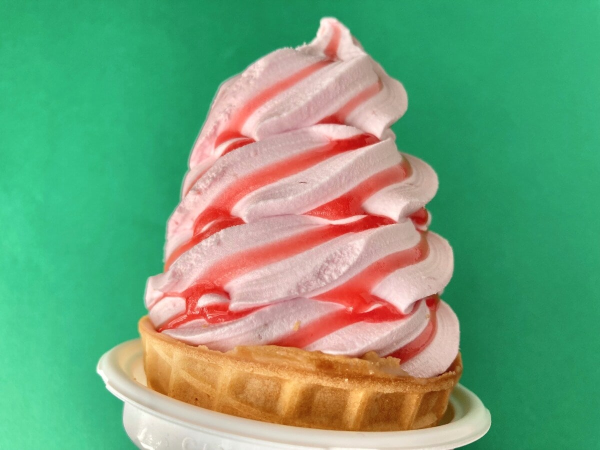 甘酸っぱさやワッフルコーンの食感がたまらん!【セブン】いちごのワッフルコーンアイス