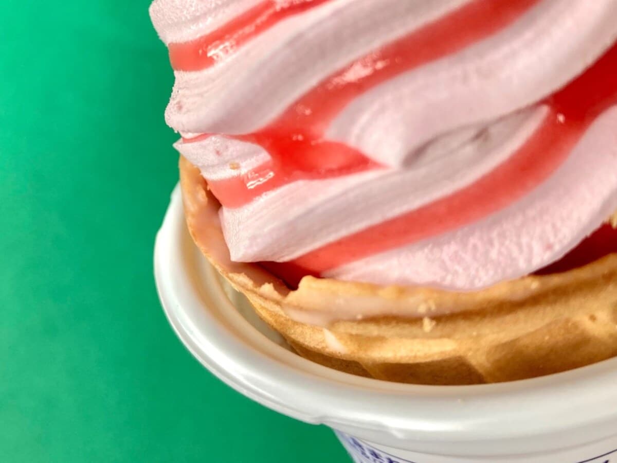 甘酸っぱさやワッフルコーンの食感がたまらん!【セブン】いちごのワッフルコーンアイス