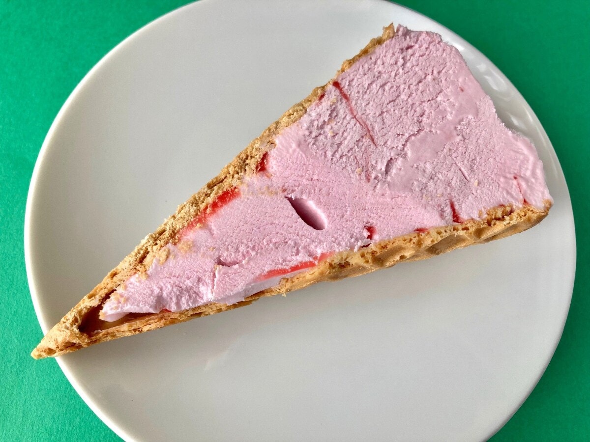 甘酸っぱさやワッフルコーンの食感がたまらん!【セブン】いちごのワッフルコーンアイス