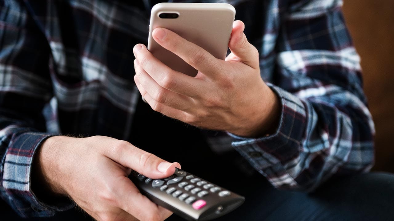 「帰宅後スマホばかりの夫」に不満爆発！スマホやテレビは全世代共通して不満のトリガーにの画像1