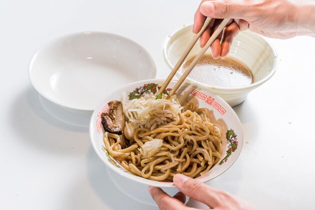 （１）分ける！　セブンの豚ラーメンを電子レンジで加熱後、麺と具材をラーメン丼に移す。スープはいったんそのままでＯＫ。丼に移すと半端ない量の麺が入っていたことが明らかになる