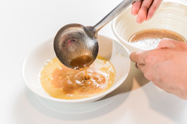 （４）混ぜる！　コンポタができたら、そこに豚ラーメンのスープも入れてよく混ぜる。分量は１：１が目安。そのまま飲んだら罪悪感の強いスープがグビグビ飲みやすくなるから要注意！