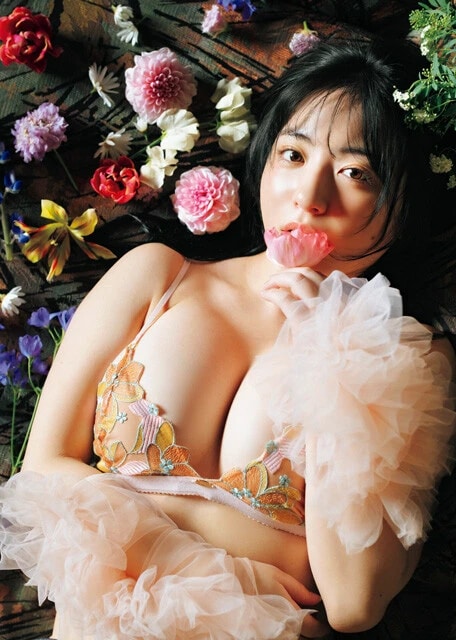 『週刊プレイボーイ』のグラビアに登場した麻倉瑞季