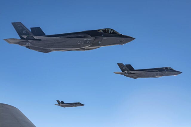 F35Aステルス戦闘機からはNATO諸国にレンタルされる核爆弾B61を搭載し、超音速飛行中に投下可能だ（写真：cSsgt．　Ryan　Gomez／U．S　Air／Planet　Pix　via　ZUMA　Press　Wire／共同通信イメージズ）