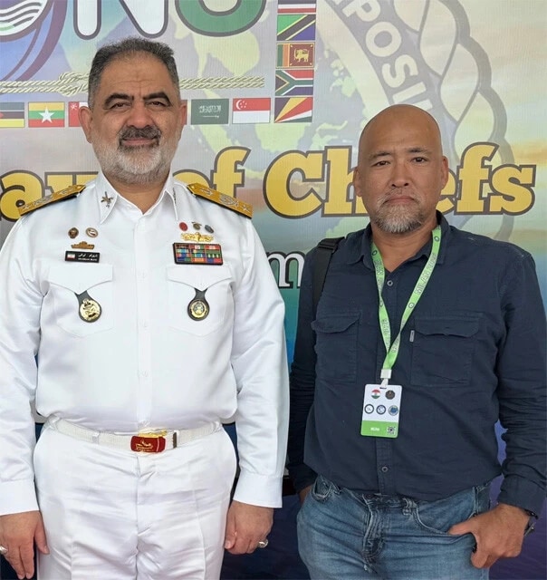 2月20日、インド・ビシャカパトナムでの海軍関連行事にて撮影。左はイラン海軍参謀長シャハラム・イラニ少将。少将は写真が撮られた8日後に死亡したというニュースが流れた