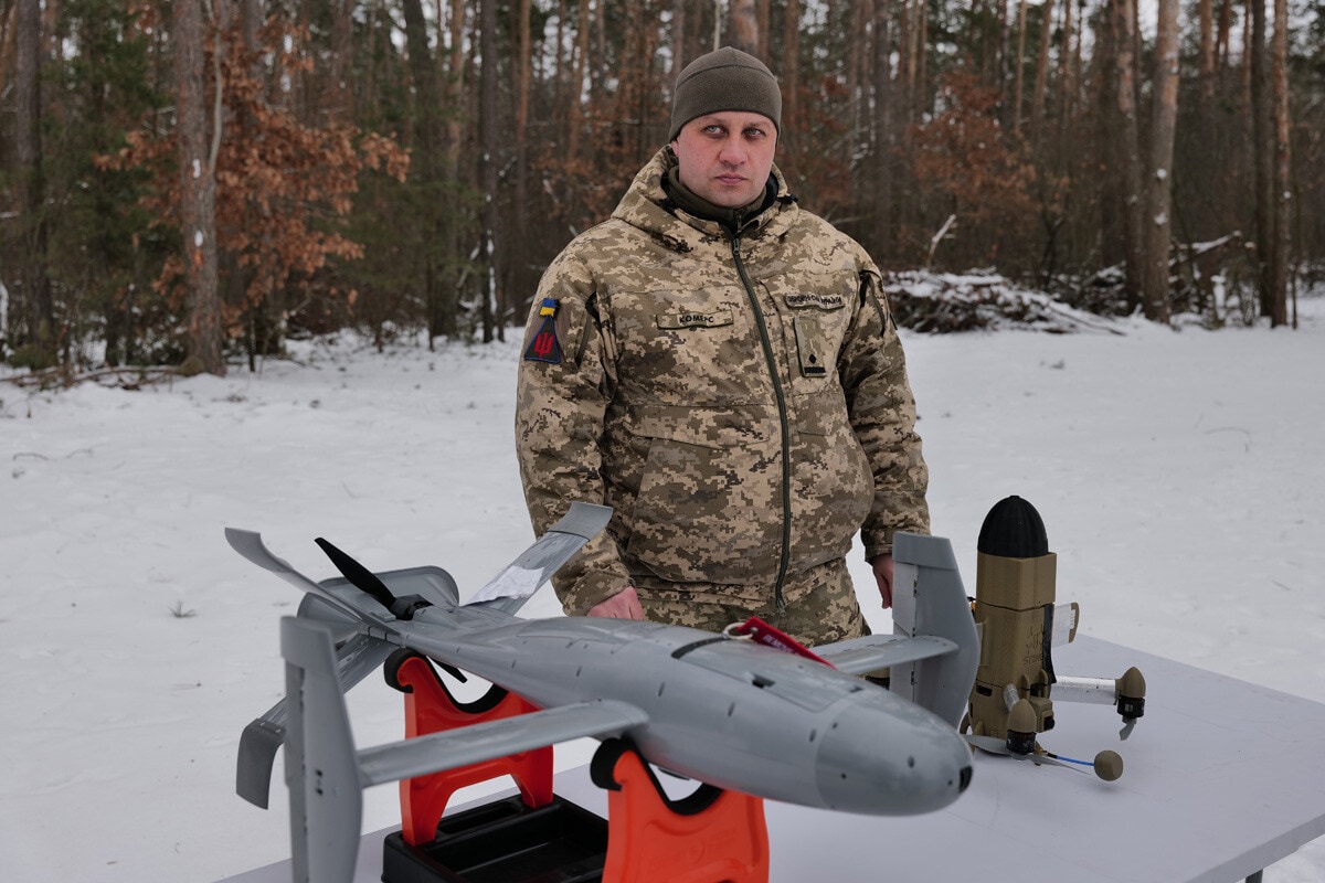 20年に1度の大寒波に見舞われ、ロシア軍のインフラ攻撃によって電力制限が続くウクライナ。それでも防衛任務は止まらない。雪が残る防空陣地で、固定翼型とクワッド型（4枚羽根）の迎撃ドローンを見せるウクライナ空軍のFPV操縦士