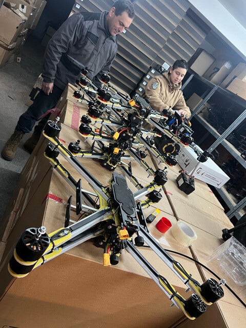 ザポリージャ市内の集合住宅の一室に設けられた研究拠点。民間アパートの一角で、技術者たちが改良や組み立て作業にあたる。机の上にはFPVドローンが整然と並ぶ。戦場と直結した開発の最前線だ